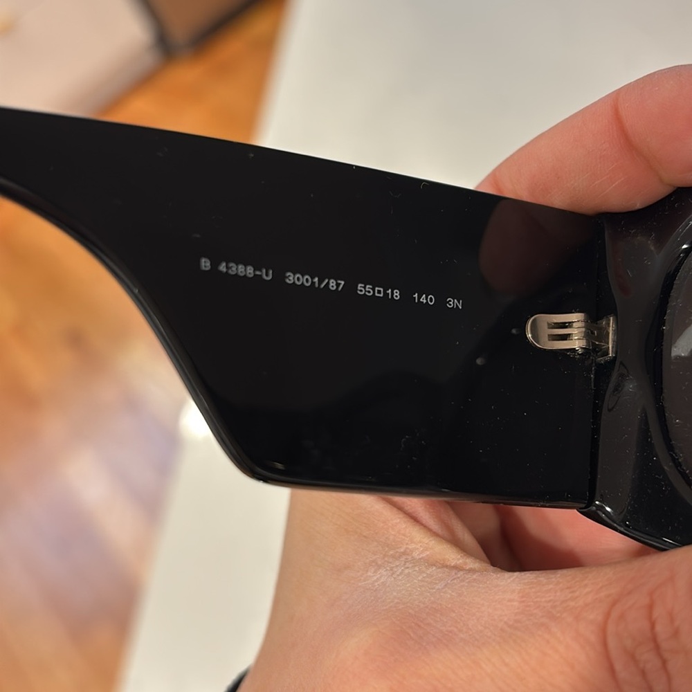 Burberry black sunglassesses - Picture 7 of 9